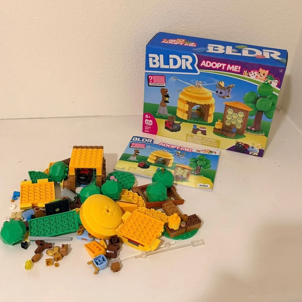 BLDR Adopt Me! Coffee Shop 225 Pcs Building Set